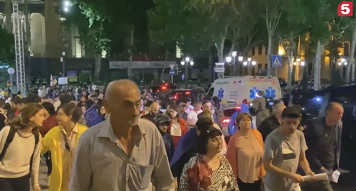 Patricipants of the ‘Home to Europe’ action. Photo: Фото https://www.5-tv.ru/news/392737/oppozicia-provela-vtbilisi-akciu-protesta-strebovaniem-otstavki-pravitelstva/ Patricipants of the ‘Home to Europe’ action. Photo: Фото https://www.5-tv.ru/news/392737/oppozicia-provela-vtbilisi-akciu-protesta-strebovaniem-otstavki-pravitelstva/