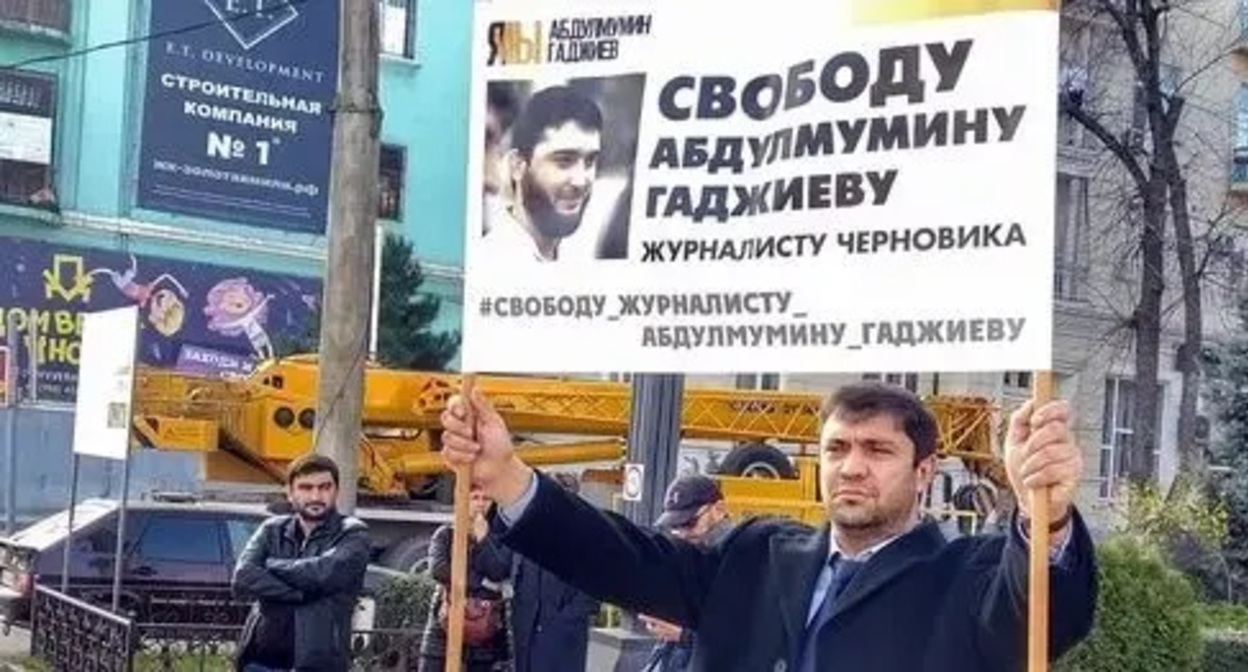Magdi Kamalov, the founder of the "Chernovik" outlet, holds a solo picket in support of Abdulmumin Gadjiev, Makhachkala, November 11, 2019. Photo by Ilyas Kapiev for the Caucasian Knot Magdi Kamalov, the founder of the "Chernovik" outlet, holds a solo picket in support of Abdulmumin Gadjiev, Makhachkala, November 11, 2019. Photo by Ilyas Kapiev for the Caucasian Knot