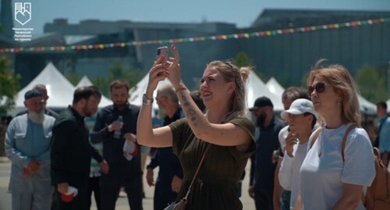 Tourists in Grozny. Screenshot: https://www.youtube.com/watch?v=HxYJlYXW4uc Tourists in Grozny. Screenshot: https://www.youtube.com/watch?v=HxYJlYXW4uc