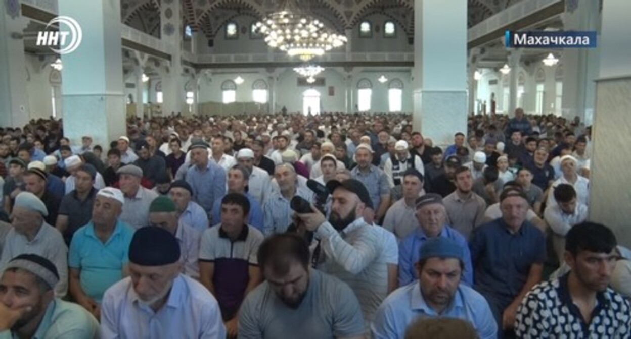 Believers in the Grand Mosque in Makhachkala, July 9, 2022. Image made from video posted at: https://www.youtube.com/watch?v=y5nPP-SPDmY Believers in the Grand Mosque in Makhachkala, July 9, 2022. Image made from video posted at: https://www.youtube.com/watch?v=y5nPP-SPDmY