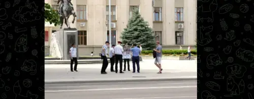 The police detained Alexander Aksyonov from Krasnodar. Screenshot of the video https://t.me/ovdinfolive/11407 The police detained Alexander Aksyonov from Krasnodar. Screenshot of the video https://t.me/ovdinfolive/11407