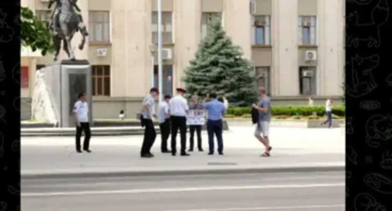 The police detained Alexander Aksyonov from Krasnodar. Screenshot of the video https://t.me/ovdinfolive/11407 The police detained Alexander Aksyonov from Krasnodar. Screenshot of the video https://t.me/ovdinfolive/11407