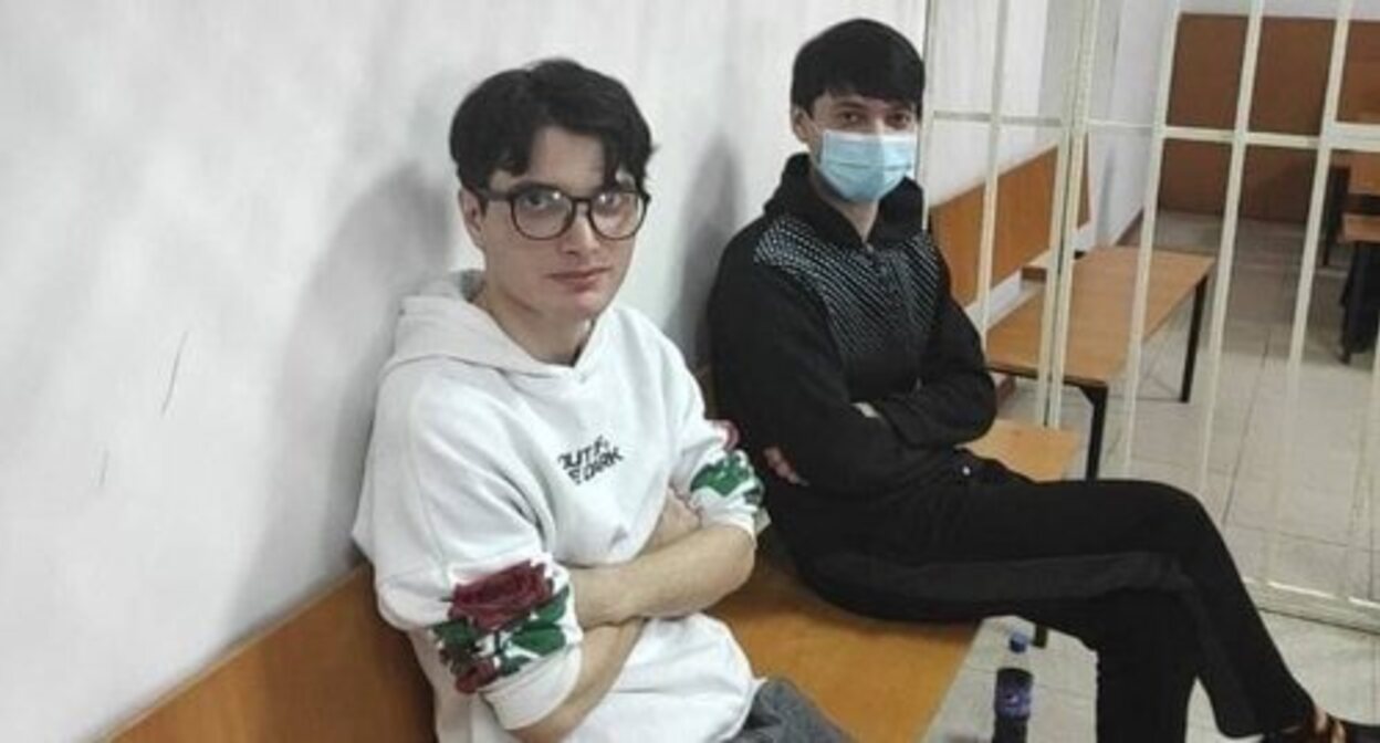 Salekh Magamadov and Ismail Isaev in the courtroom on February 22, 2022. Screenshot of the post https://t.me/novaya_pishet/35907 Salekh Magamadov and Ismail Isaev in the courtroom on February 22, 2022. Screenshot of the post https://t.me/novaya_pishet/35907
