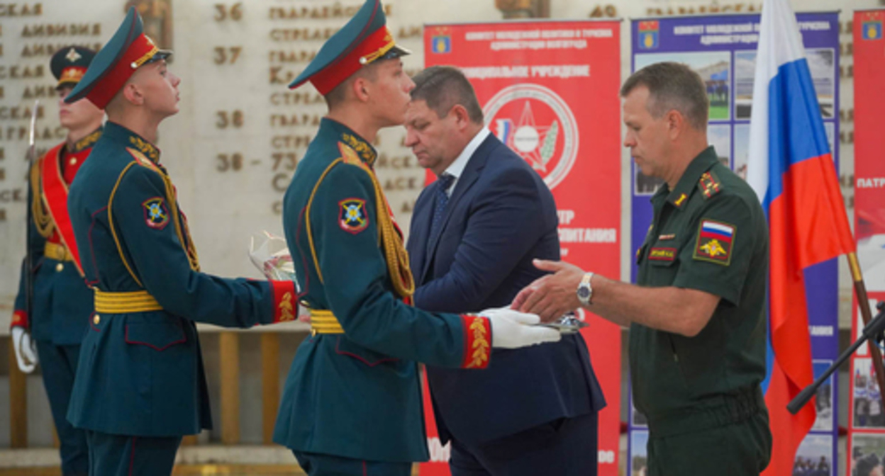 Orders of Courage handed over to the parents of the militaries from Volgograd perished in Ukraine. Photo https://bloknot-volgograd.ru/news/slezy-muzhchiny-pod-gimn-rossii-v-volgograde-pered Orders of Courage handed over to the parents of the militaries from Volgograd perished in Ukraine. Photo https://bloknot-volgograd.ru/news/slezy-muzhchiny-pod-gimn-rossii-v-volgograde-pered