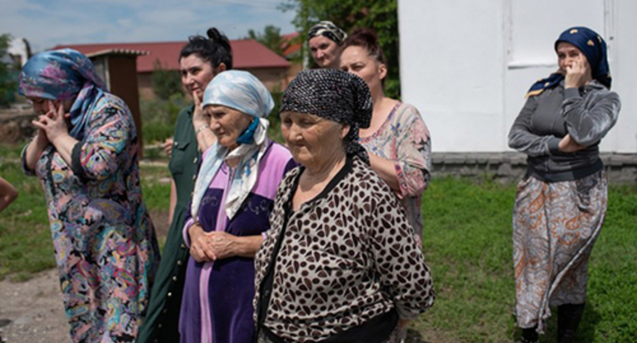 The residents of the barracks located in Fabrichnaya Street. Photo by the press service of the Partiya Dela (The Party of Business) https://partyadela.ru/news/13729/ The residents of the barracks located in Fabrichnaya Street. Photo by the press service of the Partiya Dela (The Party of Business) https://partyadela.ru/news/13729/