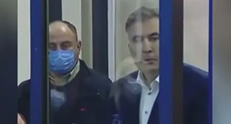 Mikhail Saakashvili in a courtroom. Screenshot: https://ren.tv/news/v-mire/909370-saakashvili-iz-zala-suda-prizval-storonnikov-prodolzhat-protesty Mikhail Saakashvili in a courtroom. Screenshot: https://ren.tv/news/v-mire/909370-saakashvili-iz-zala-suda-prizval-storonnikov-prodolzhat-protesty