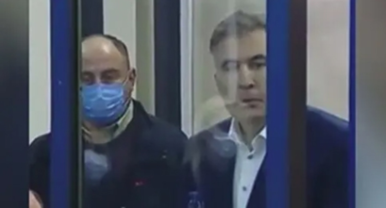 Mikhail Saakashvili in a courtroom. Screenshot: https://ren.tv/news/v-mire/909370-saakashvili-iz-zala-suda-prizval-storonnikov-prodolzhat-protesty Mikhail Saakashvili in a courtroom. Screenshot: https://ren.tv/news/v-mire/909370-saakashvili-iz-zala-suda-prizval-storonnikov-prodolzhat-protesty
