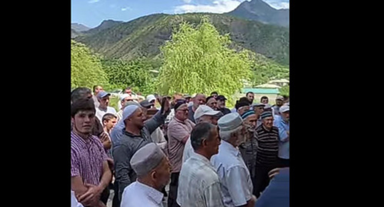 Residents of Irganai and other villages appeal to the head of Dagestan Sergei Melikov. Screenshot: https://www.youtube.com/watch?v=OxkgJOTkY-s Residents of Irganai and other villages appeal to the head of Dagestan Sergei Melikov. Screenshot: https://www.youtube.com/watch?v=OxkgJOTkY-s