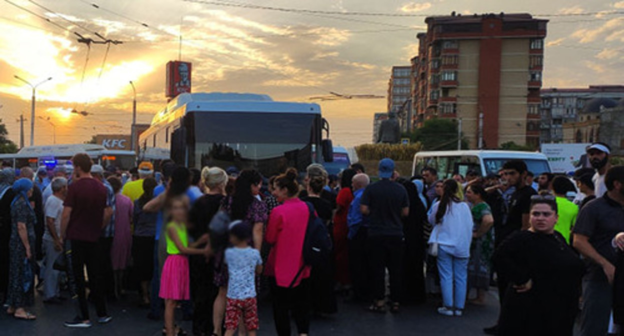 Residents of Makhachkala block the traffic in the Reduktorny neighbourhood, July 18, 2022. Photo by Rasul Magomedov for the Caucasian Knot Residents of Makhachkala block the traffic in the Reduktorny neighbourhood, July 18, 2022. Photo by Rasul Magomedov for the Caucasian Knot