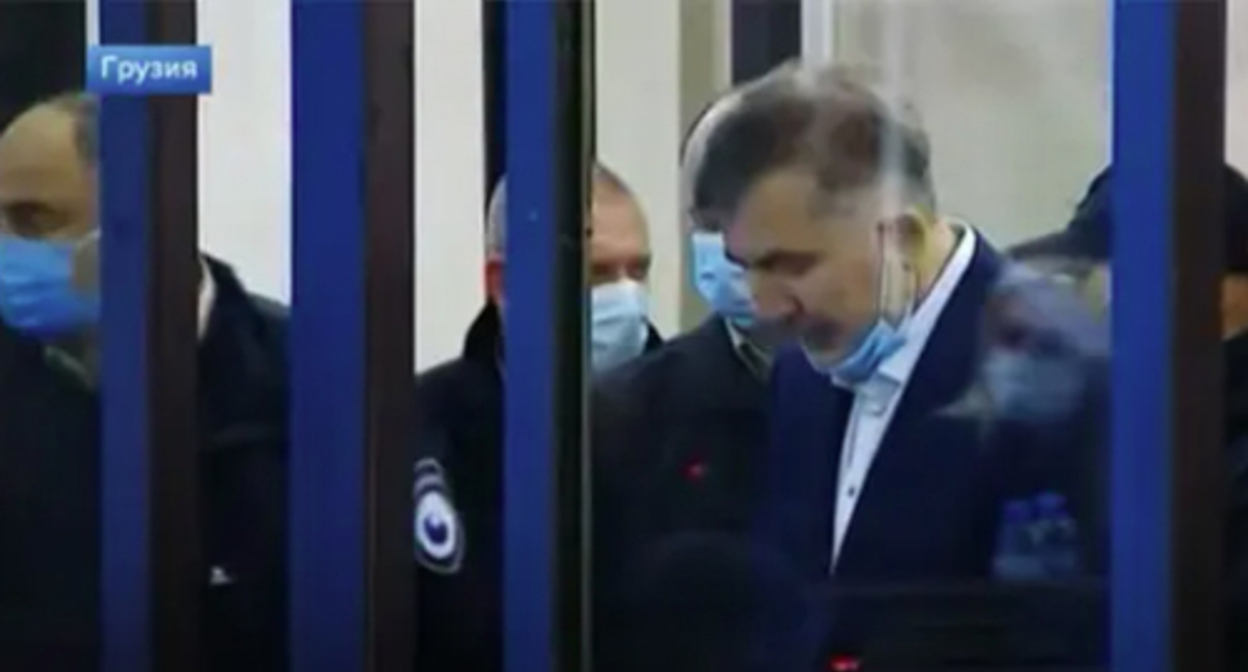 Mikhail Saakashvili (right) in a courtroom. Screenshot: https://www.youtube.com/watch?v=jtb5QF28d6Q Mikhail Saakashvili (right) in a courtroom. Screenshot: https://www.youtube.com/watch?v=jtb5QF28d6Q