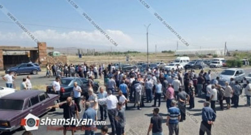 Residents of the Aknalich village in the Armavir Region of Armenia block the Yerevan-Armavir motor way. Photo: https://news.am/rus/news/713034.html Residents of the Aknalich village in the Armavir Region of Armenia block the Yerevan-Armavir motor way. Photo: https://news.am/rus/news/713034.html