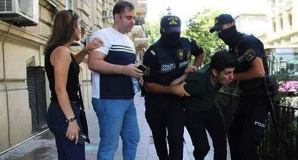 Detention of an activist. Photo: http://www.massa.az/news/ru/18038/aktivist-partii-musavat-arestovan-za-nepodchinenie-policii Detention of an activist. Photo: http://www.massa.az/news/ru/18038/aktivist-partii-musavat-arestovan-za-nepodchinenie-policii