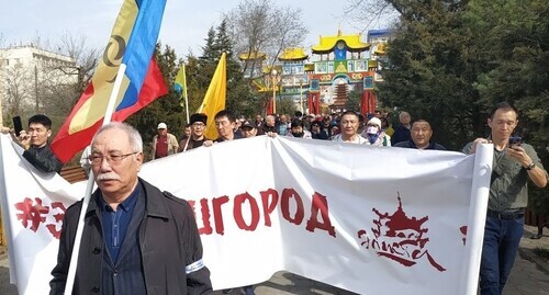 Semyon Ateev leads a procession in Elista in defense of the rights and interests of the Kalmyk people, March 14, 2020. Photo by Badma Byurchiev for the Caucasian Knot Semyon Ateev leads a procession in Elista in defense of the rights and interests of the Kalmyk people, March 14, 2020. Photo by Badma Byurchiev for the Caucasian Knot