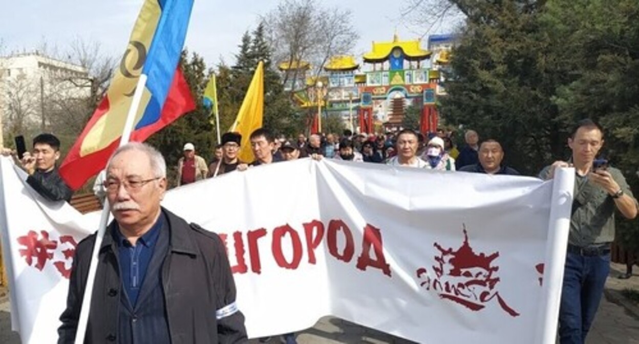 Semyon Ateev leads a procession in Elista in defense of the rights and interests of the Kalmyk people, March 14, 2020. Photo by Badma Byurchiev for the Caucasian Knot Semyon Ateev leads a procession in Elista in defense of the rights and interests of the Kalmyk people, March 14, 2020. Photo by Badma Byurchiev for the Caucasian Knot