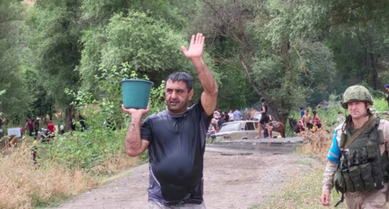 Pouring water over during the Vardavar holiday celebrated in the community of Agavno of the Kashatag District of Nagorno-Karabakh, July 24, 2022. Photo by Alvard Grigoryan for the "Caucasian Knot" Pouring water over during the Vardavar holiday celebrated in the community of Agavno of the Kashatag District of Nagorno-Karabakh, July 24, 2022. Photo by Alvard Grigoryan for the "Caucasian Knot"