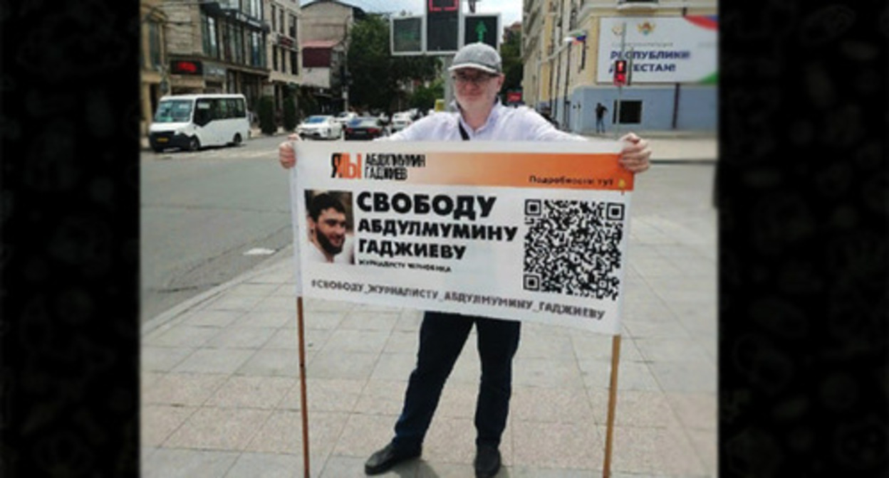 Magomed Magomedov at a picket in support of Abdulmumin Gadjiev. Makhachkala, July 25, 2022. Screenshot https://t.me/chernovik/34373 Magomed Magomedov at a picket in support of Abdulmumin Gadjiev. Makhachkala, July 25, 2022. Screenshot https://t.me/chernovik/34373