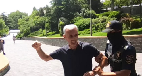 The police detains Alikram Khurshidov (Khurshudov). Photo: https://www.turan.az/ext/news/2022/7/free/Social/ru/7613.htm/001 The police detains Alikram Khurshidov (Khurshudov). Photo: https://www.turan.az/ext/news/2022/7/free/Social/ru/7613.htm/001