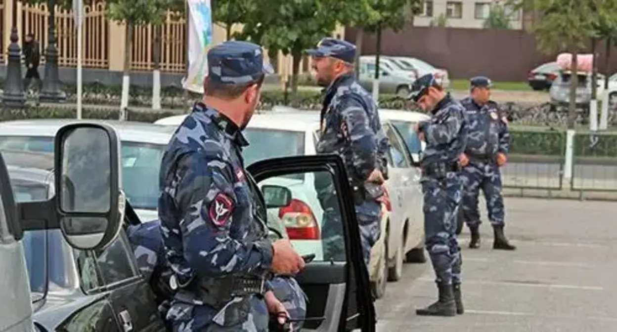 Law enforcers. Photo by Magomed Magomedov for the "Caucasian Knot" Law enforcers. Photo by Magomed Magomedov for the "Caucasian Knot"