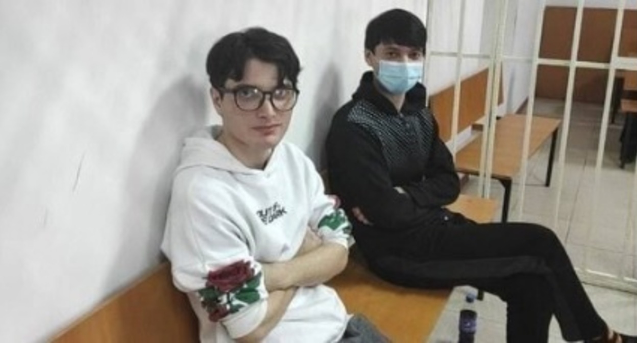 Salekh Magamadov with his brother Ismail Isaev in the courtroom on February 22, 2022. Screenshot of the post https://t.me/novaya_pishet/35907 Salekh Magamadov with his brother Ismail Isaev in the courtroom on February 22, 2022. Screenshot of the post https://t.me/novaya_pishet/35907