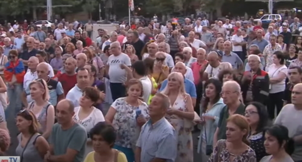 Protesters in Yerevan, screenshot of the video by the News am channel https://www.youtube.com/watch?v=SpDFlh69ASc Protesters in Yerevan, screenshot of the video by the News am channel https://www.youtube.com/watch?v=SpDFlh69ASc