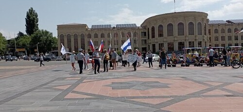 A pacifist march held by Russian citizens in Gyumri, July 31, 2022. Photo by Roman Kuzhev for the Caucasian Knot A pacifist march held by Russian citizens in Gyumri, July 31, 2022. Photo by Roman Kuzhev for the Caucasian Knot