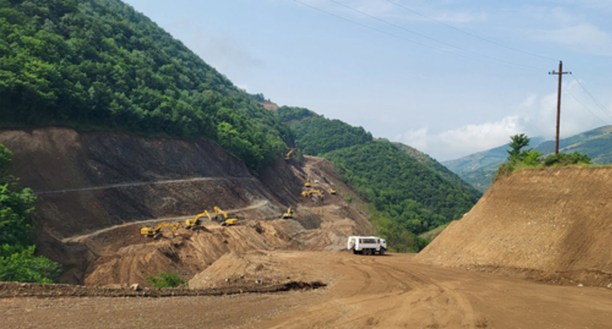 Construction of a new road to replace the Lachin - the only land route from Nagorno-Karabakh to Armenia. Photo by Alvard Grigoryan for the Caucasian Knot Construction of a new road to replace the Lachin - the only land route from Nagorno-Karabakh to Armenia. Photo by Alvard Grigoryan for the Caucasian Knot