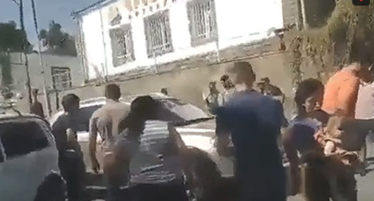 Residents of Berdzor block the road after a meeting with the Minister of Territorial Administration and Infrastructures of Nagorno-Karabakh. Screenshot: https://vk.com/video/@free_artsakh?z=video-17452458_456250619%2Fclub17452458%2Fpl_-17452458_-2 Residents of Berdzor block the road after a meeting with the Minister of Territorial Administration and Infrastructures of Nagorno-Karabakh. Screenshot: https://vk.com/video/@free_artsakh?z=video-17452458_456250619%2Fclub17452458%2Fpl_-17452458_-2