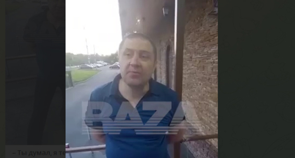 A man who filmed a video clip with a resident of Grozny walking along a Moscow beach with weapons. Screenshot: https://t.me/bazabazon/12678 A man who filmed a video clip with a resident of Grozny walking along a Moscow beach with weapons. Screenshot: https://t.me/bazabazon/12678