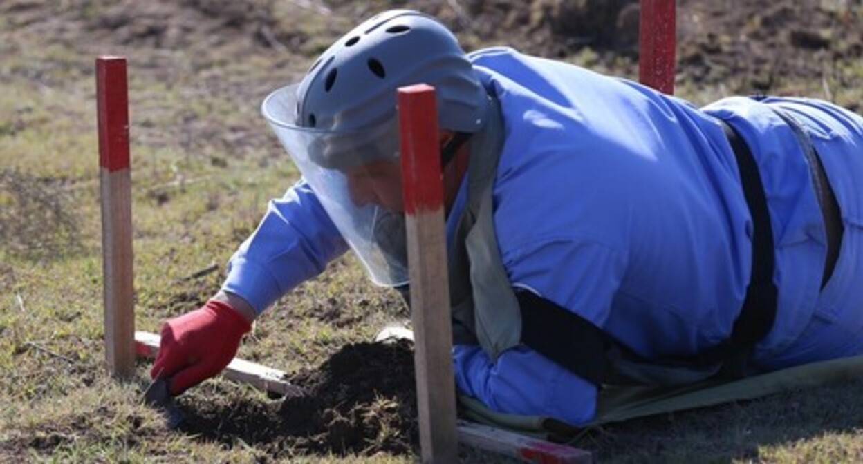 A sapper working. Photo by Aziz Karimov for the Caucasian Knot A sapper working. Photo by Aziz Karimov for the Caucasian Knot