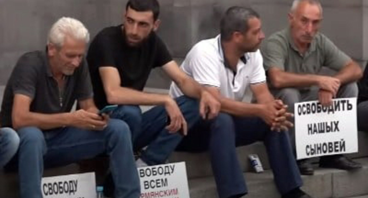 Residents of Armenia, demanding the return of their relatives from Azerbaijani captivity. Photo https://news.am/rus/news/715400.html Residents of Armenia, demanding the return of their relatives from Azerbaijani captivity. Photo https://news.am/rus/news/715400.html