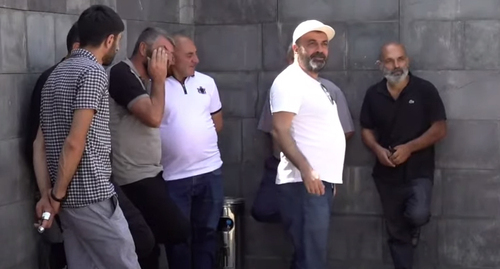The parents of the military servicemen who perished in the 2020 Karabakh went out to protest at the building of the Armenian Ministry of Defence. Screenshot of the video by the NEWS AM https://www.youtube.com/watch?v=bf2176tlM7c The parents of the military servicemen who perished in the 2020 Karabakh went out to protest at the building of the Armenian Ministry of Defence. Screenshot of the video by the NEWS AM https://www.youtube.com/watch?v=bf2176tlM7c