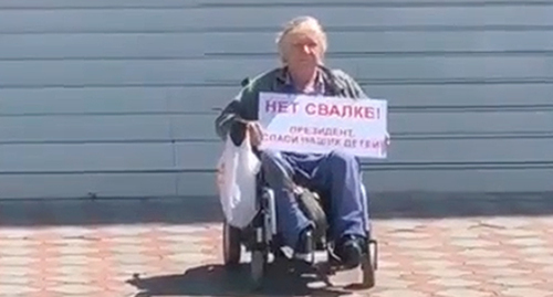 Yuri Trubachov, a Category I disabled person, holds a picket against the landfill in the Poltavskaya rural settlement. Screenshot: https://vk.com/wall-209413558_13701?z=video-209413558_456239954%2F53a059ae2daf853694%2Fpl_post_-209413558_13701 Yuri Trubachov, a Category I disabled person, holds a picket against the landfill in the Poltavskaya rural settlement. Screenshot: https://vk.com/wall-209413558_13701?z=video-209413558_456239954%2F53a059ae2daf853694%2Fpl_post_-209413558_13701