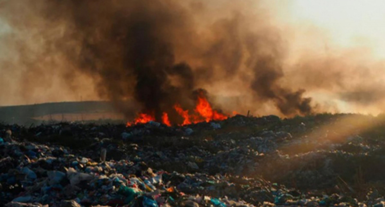 A burning landfill in Malgobek. Photo: https://fortanga.org/2022/08/samaya-bolshaya-svalka-ingushetii-gorit-vse-leto-i-travit-lyudej-vlasti-potratili-na-nee-bolshe-milliarda/ A burning landfill in Malgobek. Photo: https://fortanga.org/2022/08/samaya-bolshaya-svalka-ingushetii-gorit-vse-leto-i-travit-lyudej-vlasti-potratili-na-nee-bolshe-milliarda/