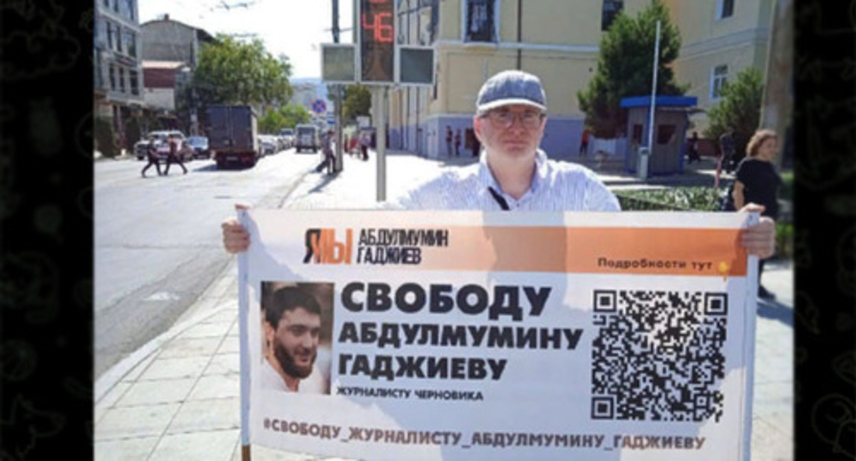 Solo picket in support of Gadjiev. Screenshot: https://t.me/chernovik/36113 Solo picket in support of Gadjiev. Screenshot: https://t.me/chernovik/36113
