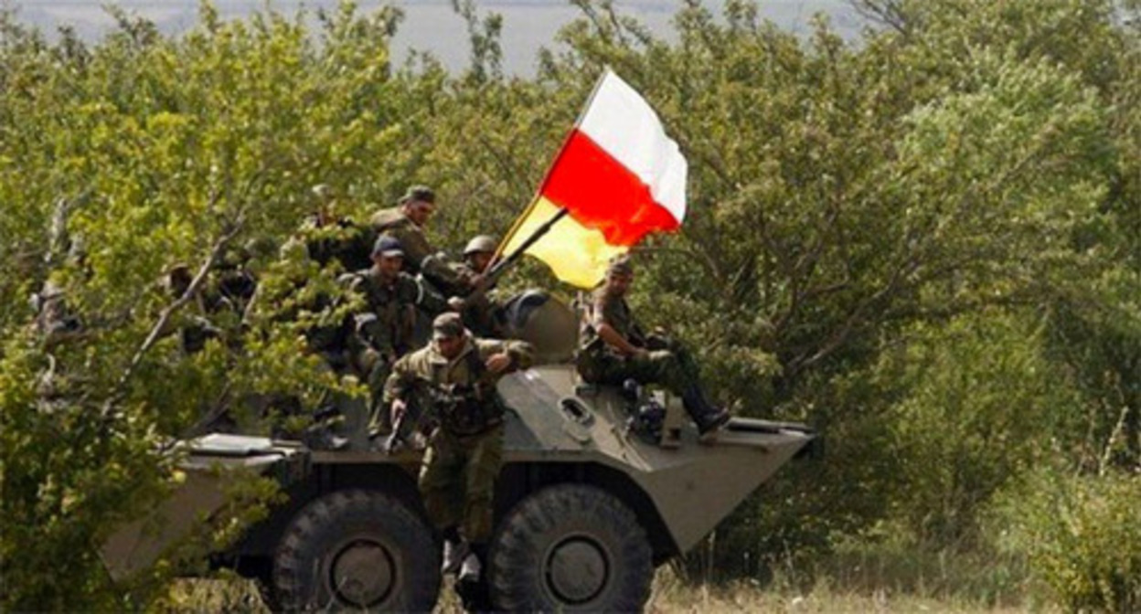 Armored personnel carrier with Ossetian fighters, 2008. Photo: vk.com Armored personnel carrier with Ossetian fighters, 2008. Photo: vk.com
