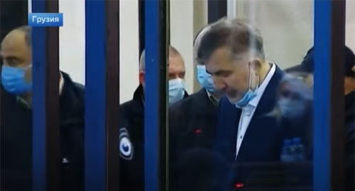 Mikhail Saakashvili (right) in a courtroom. Screenshot: https://www.youtube.com/watch?v=jtb5QF28d6Q Mikhail Saakashvili (right) in a courtroom. Screenshot: https://www.youtube.com/watch?v=jtb5QF28d6Q