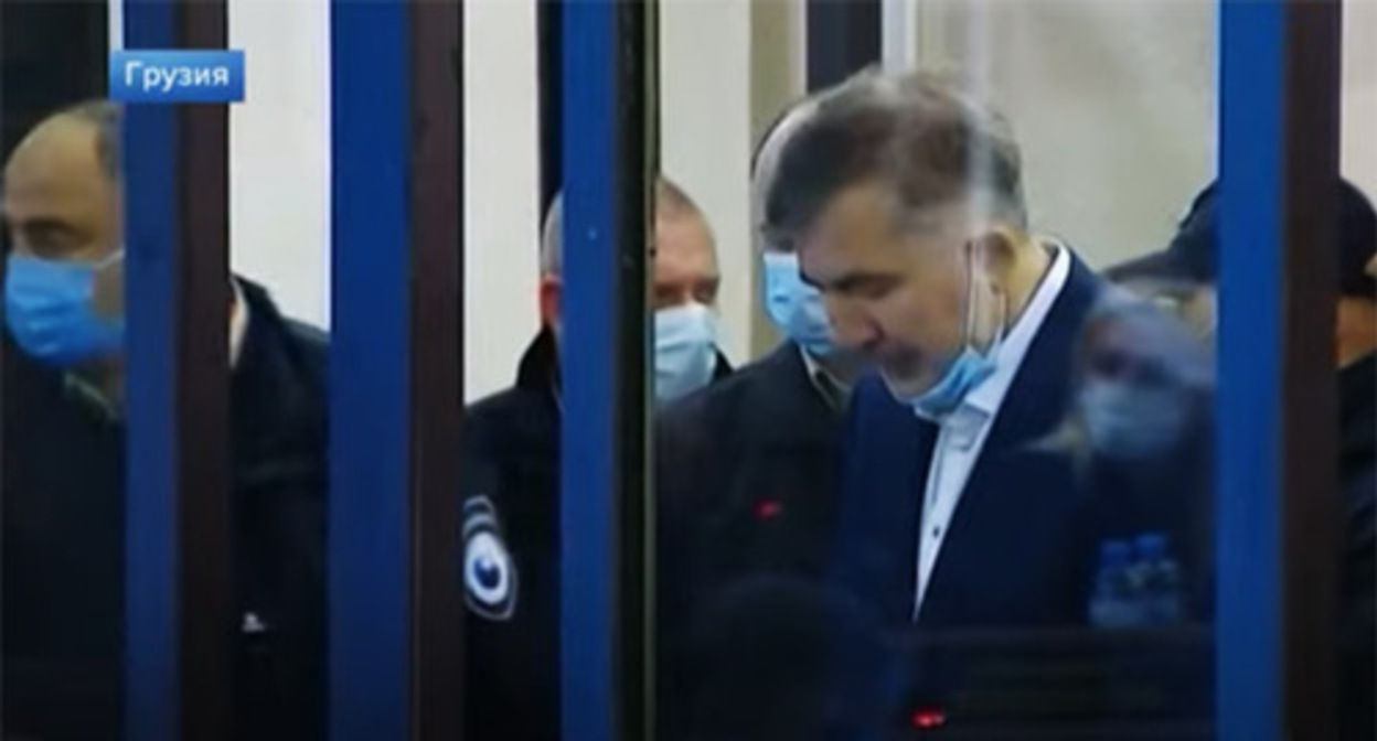 Mikhail Saakashvili (right) in a courtroom. Screenshot: https://www.youtube.com/watch?v=jtb5QF28d6Q Mikhail Saakashvili (right) in a courtroom. Screenshot: https://www.youtube.com/watch?v=jtb5QF28d6Q