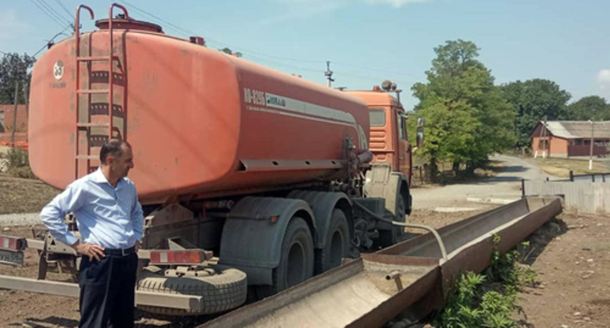 Water supply in the village of Inarki (Ingushetia). Photo: https://gazetaingush.ru/obshchestvo/bitva-za-vodu-protivostoyanie-mezhdu-administraciey-sela-inarki-i Water supply in the village of Inarki (Ingushetia). Photo: https://gazetaingush.ru/obshchestvo/bitva-za-vodu-protivostoyanie-mezhdu-administraciey-sela-inarki-i
