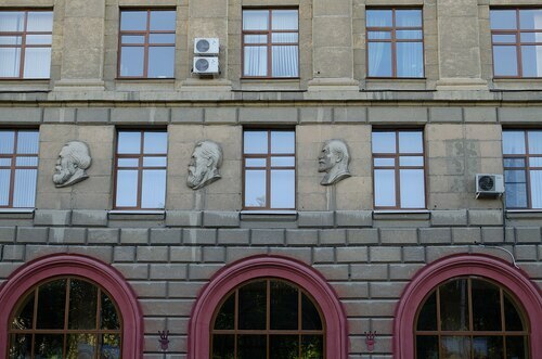 Bas-reliefs on the building of the regional Higher Party School in Volgograd. https://ru.wikipedia.org/wiki/%D0%97%D0%B4%D0%B0%D0%BD%D0%B8%D0%B5_%D0%92%D1%8B%D1%81%D1%88%D0%B5%D0%B9_%D0%BF%D0%B0%D1%80%D1%82%D0%B8%D0%B9%D0%BD%D0%BE%D0%B9_%D1%88%D0%BA%D0%BE%D0%BB%D1%8B_(%D0%92%D0%BE%D0%BB%D0%B3%D0%BE%D0%B3%D1%80%D0%B0%D0%B4)#/media/%D0%A4%D0%B0%D0%B9%D0%BB:%D0%91%D0%B0%D1%80%D0%B5%D0%BB%D1%8C%D0%B5%D1%84%D1%8B_%D0%BD%D0%B0%D0%B4_%D0%B2%D1%85%D0%BE%D0%B4%D0%BE%D0%BC_%D0%B2_%D0%BC%D0%B5%D0%B4%D1%83%D0%BD%D0%B8%D0%B2%D0%B5%D1%80%D1%81%D0%B8%D1%82%D0%B5%D1%82.jpg Bas-reliefs on the building of the regional Higher Party School in Volgograd. https://ru.wikipedia.org/wiki/%D0%97%D0%B4%D0%B0%D0%BD%D0%B8%D0%B5_%D0%92%D1%8B%D1%81%D1%88%D0%B5%D0%B9_%D0%BF%D0%B0%D1%80%D1%82%D0%B8%D0%B9%D0%BD%D0%BE%D0%B9_%D1%88%D0%BA%D0%BE%D0%BB%D1%8B_(%D0%92%D0%BE%D0%BB%D0%B3%D0%BE%D0%B3%D1%80%D0%B0%D0%B4)#/media/%D0%A4%D0%B0%D0%B9%D0%BB:%D0%91%D0%B0%D1%80%D0%B5%D0%BB%D1%8C%D0%B5%D1%84%D1%8B_%D0%BD%D0%B0%D0%B4_%D0%B2%D1%85%D0%BE%D0%B4%D0%BE%D0%BC_%D0%B2_%D0%BC%D0%B5%D0%B4%D1%83%D0%BD%D0%B8%D0%B2%D0%B5%D1%80%D1%81%D0%B8%D1%82%D0%B5%D1%82.jpg