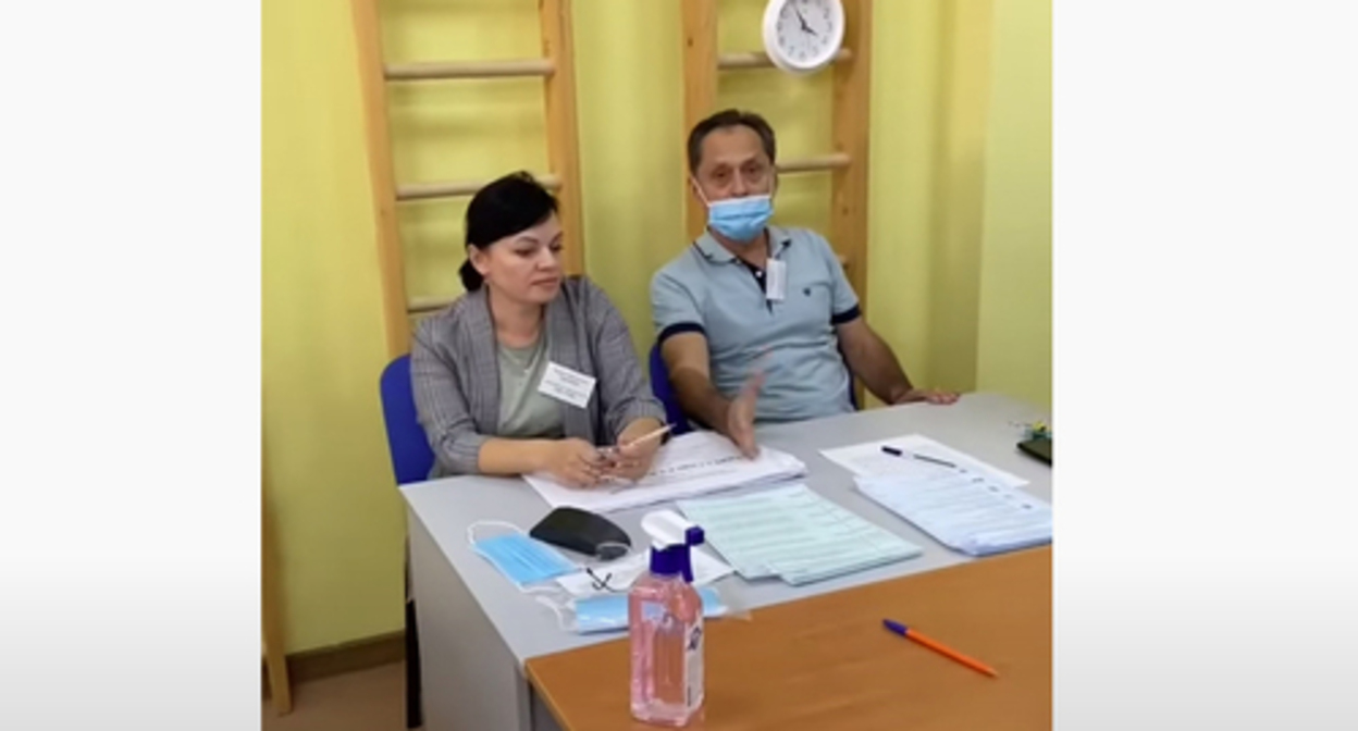 An employee of a polling station in Gelendzhik, who hid the completed ballots. Image made form video posted by Vybory 2022, https://www.youtube.com/watch?v=ZdXYAJq0JOg An employee of a polling station in Gelendzhik, who hid the completed ballots. Image made form video posted by Vybory 2022, https://www.youtube.com/watch?v=ZdXYAJq0JOg