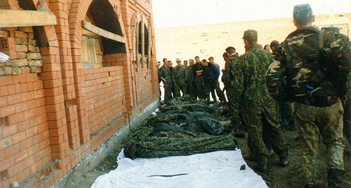 Bodies of the fighters of the Commandant's regiment in the territory of the military commander's office, 2000. Photo: Svm-1977 https://ru.wikipedia.org Bodies of the fighters of the Commandant's regiment in the territory of the military commander's office, 2000. Photo: Svm-1977 https://ru.wikipedia.org