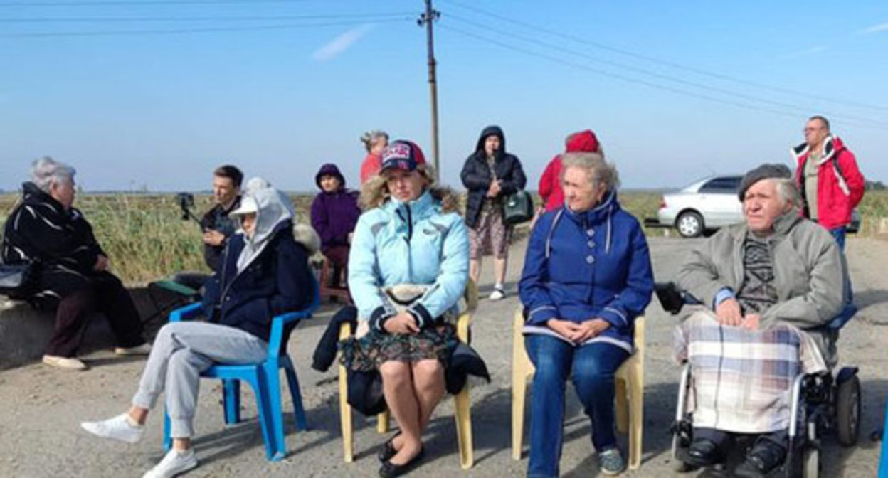 Opponents of the landfill in the village of Poltavskaya block the road in protest, September 2022. Photo by Igor Scherbatsky and Natalia Goryaeva Opponents of the landfill in the village of Poltavskaya block the road in protest, September 2022. Photo by Igor Scherbatsky and Natalia Goryaeva