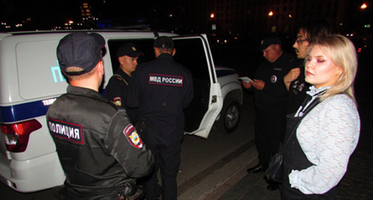 Detention of participants of a protest action in Volgograd, September 21, 2022. Photo by Vyacheslav Yaschenko for the Caucasian Knot Detention of participants of a protest action in Volgograd, September 21, 2022. Photo by Vyacheslav Yaschenko for the Caucasian Knot