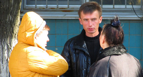 A mobilized man with his relatives. Photo by Vyacheslav Yaschenko for the "Caucasian Knot" A mobilized man with his relatives. Photo by Vyacheslav Yaschenko for the "Caucasian Knot"