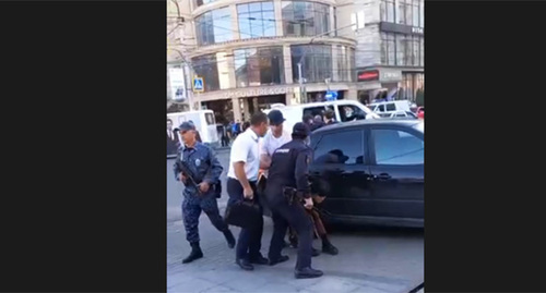 The police detains people at a protest action. Makhachkala, September 26, 2022. Screenshot of the video published on the Podval Dagestana (Dagestan Basement) Telegram channel The police detains people at a protest action. Makhachkala, September 26, 2022. Screenshot of the video published on the Podval Dagestana (Dagestan Basement) Telegram channel