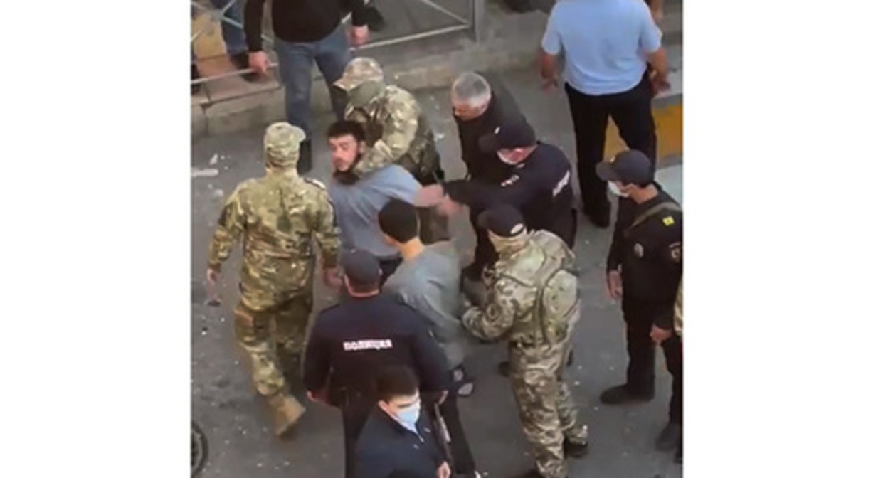 Law enforcers during the detention. Makhachkala, September 26, 2022. Screenshot of the video published on the "Chernovik" (Draft) Telegram channel Law enforcers during the detention. Makhachkala, September 26, 2022. Screenshot of the video published on the "Chernovik" (Draft) Telegram channel