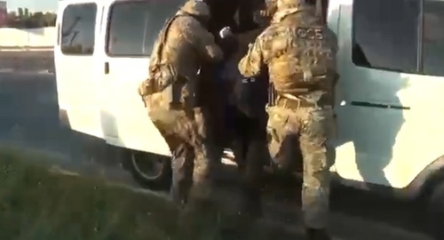 Screenshot of the video of the detention, published by the "Dagestanskaya Pravda" newspaper https://dagpravda.ru/novosti/v-dagestane-zaderzhany-administratory-anonimnyh-telegram-kanalov/ Screenshot of the video of the detention, published by the "Dagestanskaya Pravda" newspaper https://dagpravda.ru/novosti/v-dagestane-zaderzhany-administratory-anonimnyh-telegram-kanalov/