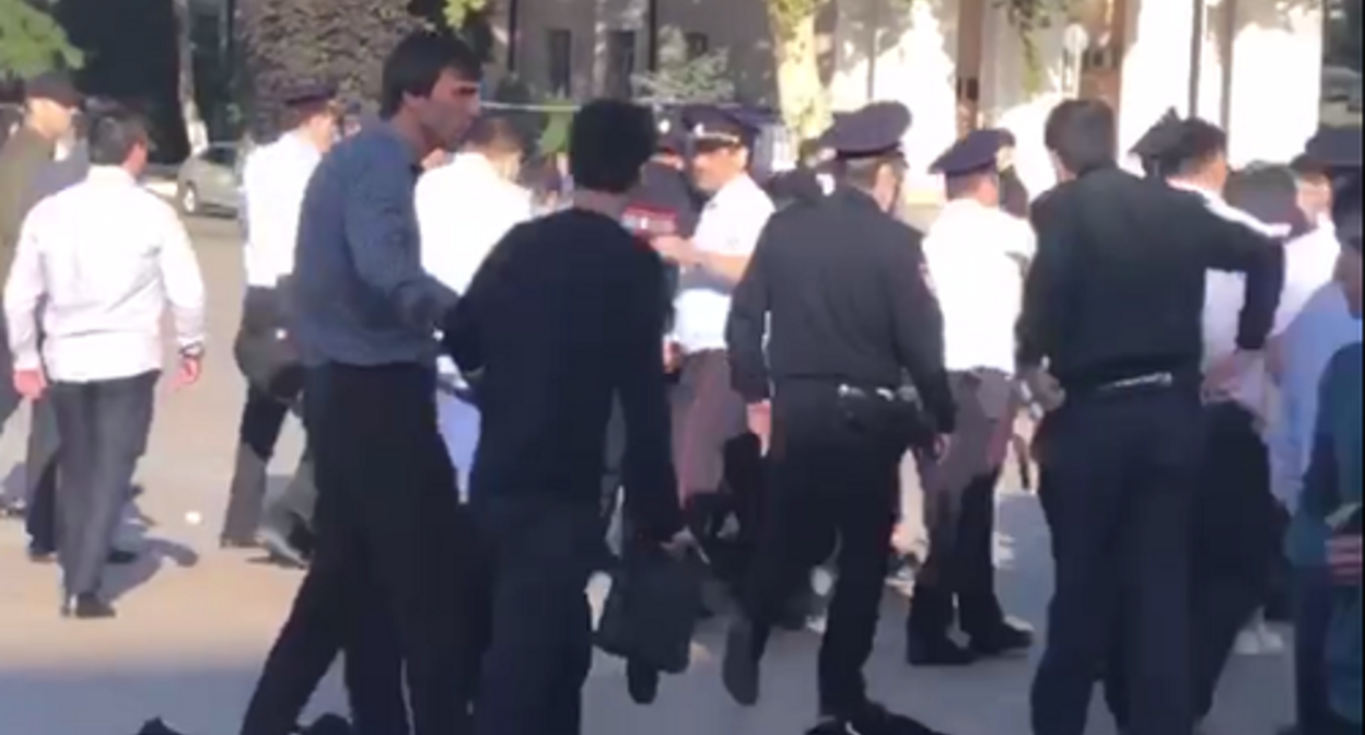 The dispersal of protesters in Makhachkala, September 26, 2022. Screenshot of the video posted on the Protest Live Telegram channel t.me/protest_da/17685 The dispersal of protesters in Makhachkala, September 26, 2022. Screenshot of the video posted on the Protest Live Telegram channel t.me/protest_da/17685