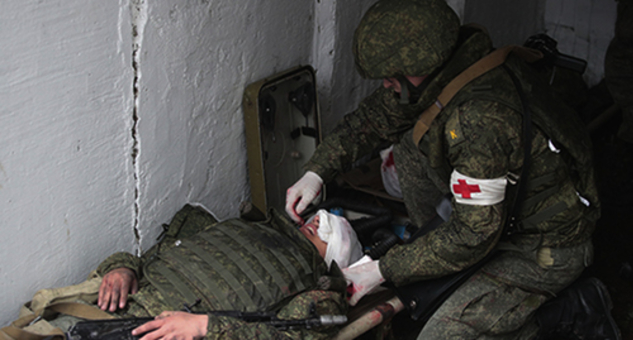 A medical worker assisting the wounded. Photo from the official website https://structure.mil.ru A medical worker assisting the wounded. Photo from the official website https://structure.mil.ru