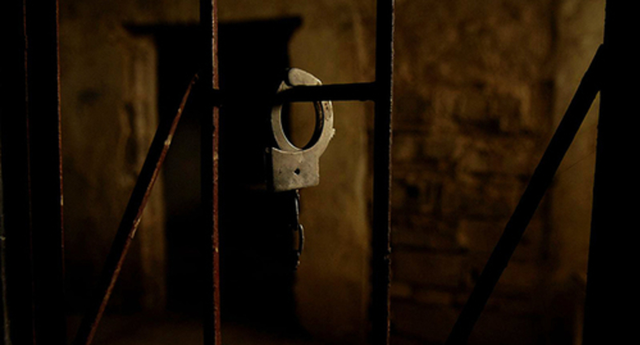 Handcuffs. Photo: https://nara.getarchive.net Handcuffs. Photo: https://nara.getarchive.net